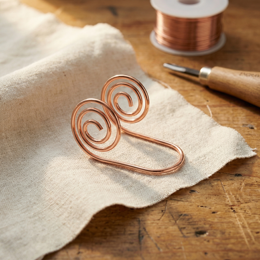 Gioiello da mano in rame a spirale