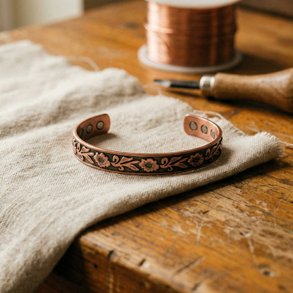 Bracciale in rame con vite e fiori incisi