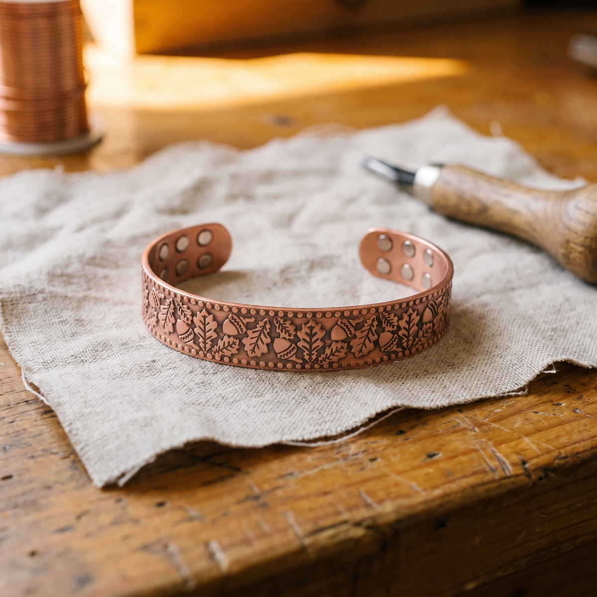 Bracciale in rame a fascia ampia con motivi impressi